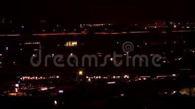 夜间城市景观时间流逝。 阿塞拜疆巴库交通运输